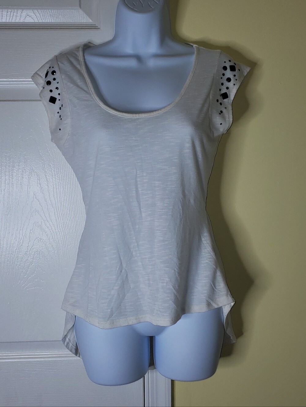 ALMOST FAMOUS White Embellished Hi-Low Top – Size M